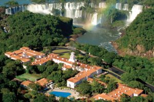 Hotel Belmond das Cataratas ligger med udsigt til Iguazúvandfaldene.