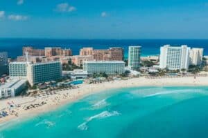 Cancún er et af de største feriesteder i Amerika. Længere mod syd finder vi små hyggelige steder.