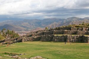 Sacsayhuamán med de tre enorme stenmure ligger på en bakke over Cusco..